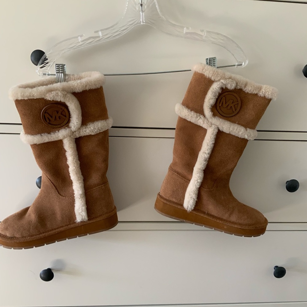 Michael Kors Sherpa boot in Size 7. Like new condition.